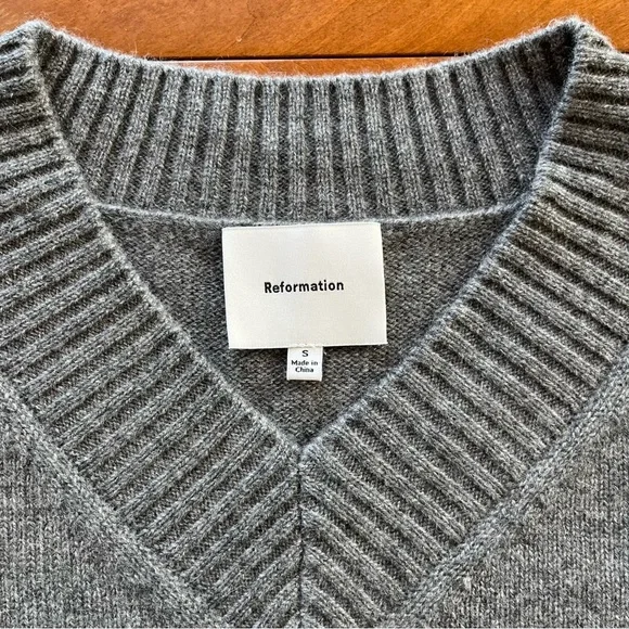 Reformation Dulce 100% Cashmere V-neck Sweater in Thunder Size S - Picture 4 of 10